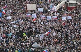 Dav demonstrantů stejně jako během takzvané sametové revoluce v roce 1989 cinkal klíči nebo používal. Zatim Kraluji Odborari Prehled Nejvetsich Demonstraci Od Roku 1989 Domov Lidovky Cz