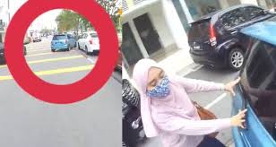 Kenderaan hanya boleh ditarik apabila seorang peminjam gagal menjelaskan bayaran bulanan hutangnya selama 2 bulan 21 hari atau apabila tunggakkan hutang mencecah 3 bulan.mengikut kepada hire purchase act (akta sewa beli) apabila seorang peminjam gagal membuat bayaran selama 2 bulan atau mempunyai 2 bulan tunggakan maka syarikat atau bank diwajibkan menghantar suatu surat yang dipanggil 4th schedule atau jadual keempat ( notis penarikan kenderaan @ notice intention to repossessed). Siot Betul Takde Orng Dalam Kete Misteri Kereta Mengundur Terjawab Pemilik Lega Tindakan Pantas Pemuda Ini Dapat Elak Langg4r Vellfire Teh Tarik Kaw
