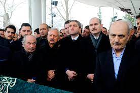 Sadık soylu'nun görevi olmamasına rağmen çevre ve şehircilik bakanlığı'nda olduğunu ifade eden peker, e.k., isimli bürokratla olan yakın ilişkiyi de anlattı: Bakan Soylu Nun Amcasi Nesat Soylu Defnedildi