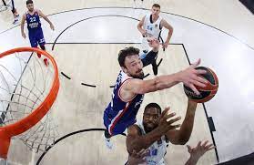 Basketbola anadolu efes altyapısında başlayan sertaç şanlı, 2008 yılında türkiye i̇kinci basketbol ligi'nde genç telekom'a geçti ve burada iki sezon boyunca forma giydi. The Top 10 Photos Of The Week Regular Season Round 8 2019 20 Season Welcome To 7days Eurocup