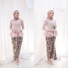 Ditambah lagi dengan motifnya yang apik. 40 Model Kebaya Muslim Yang Stylish Dan Trendi Untuk Kondangan Updated 2021 Bukareview