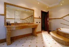 Ceramiche per un bagno lucido o opaco, arricchite di decori e mosaici: Piastrelle Per Bagno Classico Foto Design Mag