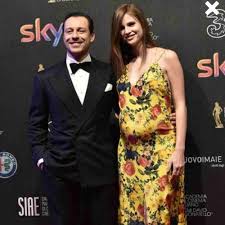 Stefano accorsi e bianca vitali si sono conosciuti nel 2013 sul set della serie tv 1992, e due anni dopo sono convolati a nozze. Bianca Vitali Chi E La Moglie Di Stefano Accorsi 1992 Anni Film Figlio