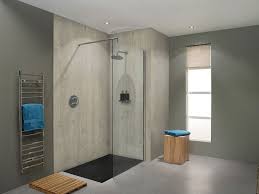 Fliesenloses Bad Mit Duschkabine Modern Gestalten Mit Tapeten Und Betonboden In Erdfarben Und Kombi Plastic Shower Panels Bathroom Shower Panels Shower Remodel