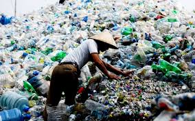 Sifatnya yang sulit terdegradasi di alam menjadikannya penyumbang limbah terbesar yang menyebabkan rusaknya keseimbangan alam. Mitos Berkenaan Pencemaran Plastik Borneo Komrad