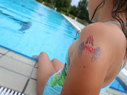 Zuletzt hatte übrigens fler für seine aussagen gegen familie ferchichi ein größeres verfahren am hals. Mit Klebe Tattoos Gegen Sexuelle Belastigung Im Freibad Panorama Nordbayern De