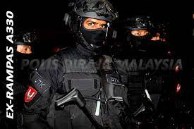 .pembubaran unit khas pdrm stafoc, latihan guna peluru hidup persediaan hadapi situasi sebenar, insp mohd som pahlawan utk yg dilupakan kisah rahsia anggota pertama unit tindakan khas, vat69 komando demonstrasi penyusupan taktikal udara ex rimau part 2 vat69 69komando. Sukar Nak Percaya Ini Hanya Latihan Utk Bukit Aman Memang Real