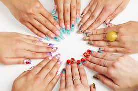 Nail art stylo, sticker, paillettes et strass pour des manucures originales et personnalisées. Meilleurs Accessoires De Nail Art Quelle Formule Choisir