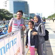 Tampak engku emran sedang duduk sambil memakai peci. Foto Laudya Cynthia Bella Dan Engku Emran Nyata