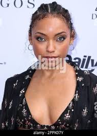 Hollywood, Kalifornien, USA. 7. April 1976. In der Redaktion der Washington  Post (L-R) Schauspieler JASON ROBARDS, JACK WARDEN, ALAN PAKULA, MARTIN  BALSAM, ROBERT REDFORD und DUSTIN HOFFMAN am Set für "All the