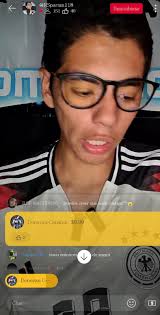 Solamente le preguntaron la posición en la que juega y ya lleva 10 minutos  auto mamandosela diciendo que se convierte en Messi y Ronaldo