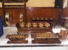 Salah satu alat musik tradisional yang senantiasa hadir dalam setiap upacara adat minangkabau adalah talempong. Kliningan