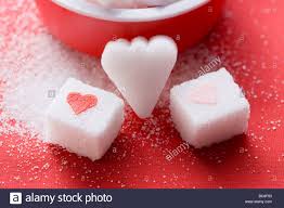 Zollette di zucchero bianche o colorate. Zollette Di Zucchero A Forma Di Cuore E Con Il Cuore Foto Stock Alamy