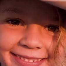 Niña se suicidó tras ser víctima de bullying y su padre invitó a los  acosadores al funeral para darles una lección.