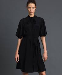 Elle est réalisée en italie en crêpe de soie fluide, dotée d'une encolure en tulle à festons et agrémentée de délicats liens à nouer à la nuque qui retombent le long du dos. Robe En Crepe De Chine De Soie Melangee