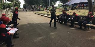 Petugas pemadam kebakaran berani dalam melakasanakan tugas. Sekarang Jadi Phl Pemadam Kebakaran Juga Ada Tesnya Halaman All Kompas Com