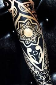 Tatouage rose des vents sur bras triceps homme. 65 Magnifiques Nouveaux Tatouages Sur Les Coudes