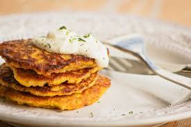 Le ricette con le patate sono una delle mie preferite e visto che quest'anno il mio orto è stato molto generoso nella raccolta oggi ho deciso di abbinare questo ortaggio molto versatile con le salsicce, realizzando così un contorno saporito e molto apprezzato in famiglia. Frittatine Di Patata E Salsiccia Cotte In Padella Come Prepararle
