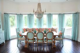 Our furniture, home decor and accessories collections feature beach cottage dining furniture in quality materials and classic styles. Coastal Dining Room With Aqua Decor And Ornate Chandelier Hgtv