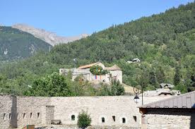 Voix off à la nuit tombée, les noctambules rentreront faire la fête à lyon, sur les péniches branchées des quais du rhône. Colmars Les Alpes Ville Frontiere Au Riche Passe Militaire Colmars Les Alpes Alpes De Haute Provence Region Paca Grand Sud Insolite Et Secret