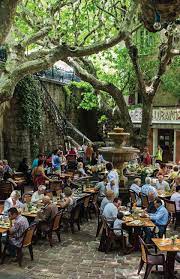 Dit restaurant ligt midden in het pittoreske dorp seillans, de tafeltjes staan om de oude fontein. Restaurants La Gloire De Mon Pere Le Vol A Voile Et Kamandre