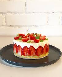 Delicias Portuguesas Nosso Fraisier Sublime E Classica Torta Francesa De Morango Com Creme Extremamente Leve De Chocolate Branco Esta Sobremesa E Daquelas Para Ser Servida Em Familia Depois Daquele Almoco
