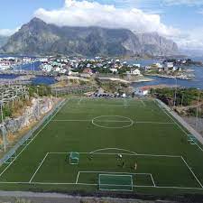 Henningsvær is a fishing village in vågan municipality in nordland county, norway. Fotos Bei Henningsvaer Stadion Henningsvaer Nordland
