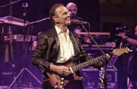 Il grande live perle, mondi senza età di dodi battaglia,registrato il 25 gennaio 2019 all'auditorium della musica di roma. Dodi Battaglia Di Nome E Di Fatto Ecco Perche Continuo Il Tour Anche Senza I Pooh Ho Sofferto Per Fogli Mi Manca Tanto Faletti