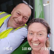 Day 2️⃣7️⃣7️⃣ running streak, weekend away with the girls and who do I bump  into but my Brother-in-Law, Dave Winger! Happy weekend all! Love running in  different places. 🌊🏃‍♀️👟😊