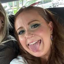 Alyssa Perrone (@violetandvalley)