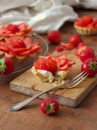 Erdbeertortchen Mit Panna Cotta La Crema Rezept Erdbeertortchen Lebensmittel Essen Panna Cotta Rezept