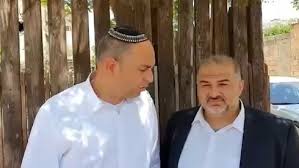 יהושע וכל העם מתקיפים את העי אנשי העי, הבטוחים בכוחם, יוצאים גם הפעם להתקיף את ישראל. Jynzjy1hed8iwm