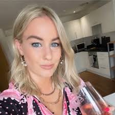 Rachael Welsh's Instagram, Twitter & Facebook