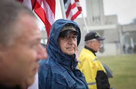Volunteers forge ahead with Wreaths Across America event in Houston despite  rainstorms