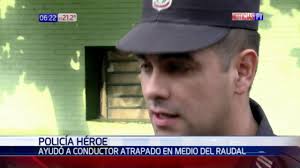 Condecoran a policía que socorrió a conductor en medio del raudal