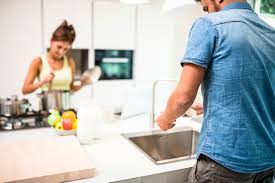 Plus étonnant, télétravailler devient pour beaucoup une façon de mieux travailler, notamment grâce à un cadre de travail plus calme et confortable (66 % au total dans l'enquête précédemment citée). Les 19 Choses Que Font Les Couples Heureux Apres Le Travail