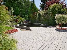 Blick Von Der Leicht Geschwungenen Terrasse In Den Grunen Garten Und Auf Den Fischteich Terrassengestaltung Terrasse Terrassenbelag