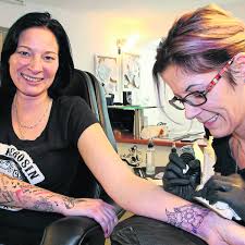 Farbe, die unter die Haut geht: Ein Blick ins Tattoostudio