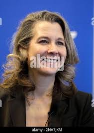 Elizabeth Lund's Instagram, Twitter & Facebook