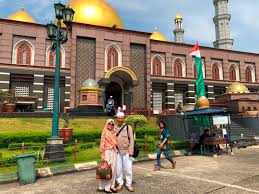 Hukum menghadiri shalat jamaah dan shalat jum'at di masjid ketika terjadi wabah. Masjid Kubah Emas Dian Al Mahri Memetik Buah Hikmah Dari Ikhlas Memanjatkan Doa Di Usia 40 Tá–‡á—©á¯eá'ªeá–‡ieá'Ž