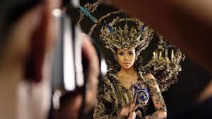 Berita best national costume dea rizkita, miss grand indonesia 2017 dengan kostum berekor penuh dengan candi bersaing ketat untuk memperebutkan kursi 15 besar kostum nasional terbaik. Miss Indonesia Dea Goesti Rizkita Takes Home Prize For Best National Costume At Miss Grand International Coconuts Jakarta