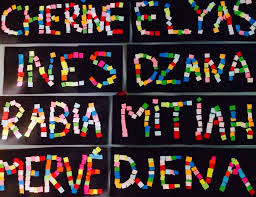 Prenoms Avec Petits Carres Colores En Papier Ms Art Jeunes Enfants Art Elementaire Enseignement De L Art
