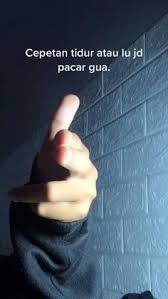 Tangan manusia menunjukkan jari tengah pada latar belakang putih. Alfisca Alfisca Profil Pinterest