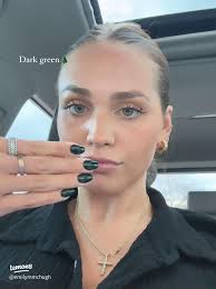 Embrace Dark Green Nails This Fall: Trendy Nail Ideas