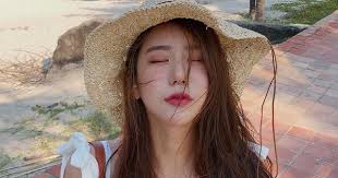 Nữ idol xứ Hàn công khai lưỡng tính, tung ảnh tình tứ lên luôn top Naver