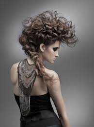 Faux Hawk Frisur Fur Lange Haare Eine Anleitung Und 50 Coole Styling Ideen Frisuren Haar Styling Geflochtene Frisuren