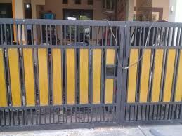 Pada contoh ini, misalnya, pagar dibuat dari kombinasi antara kayu dengan botol bekas. Pagar Besi Kombinasi Grc Motif Kayu Konstruksi Dan Taman 758389313