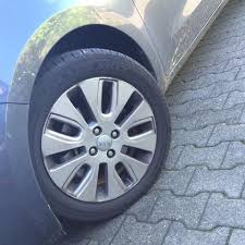 Ist Mein Autoreifen Vorne Rechts Platt Oder Ist Das Normal Das Vorne Der Reifen So Aussieht Auto