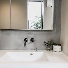 𝕔𝕙𝕚𝕖はinstagramを利用しています 時々dmでインウォールミラーの収納について質問されるのですが 生活感満点でこんな感じで使ってます 見せる収納が苦手なのでとりあえず詰め込んでる感じです お風呂と隣接する洗面台なので 曇り防止機能はなくて心配だっ