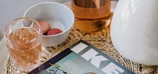 Darin stellt der schwedische möbelhändler seine kollektion für das kommende jahr vor und heizt die kauflust seiner. Der Neue Ikea Katalog Ist Da Naturliche Materialien Rosegold Marble